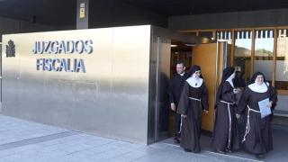 Varias de las clarisas de Belorado junto con su portavoz, José Ceacero, en los juzgados de Burgos