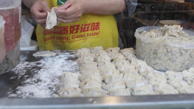 El bar de gyozas que triunfa en el centro de Madrid: hacen más de 3.000 al día