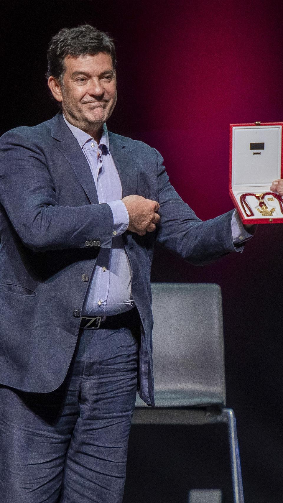 Augusto Algueró recibiendo la medalla de oro que otorgaron a Carmen Sevilla a modo póstumo.