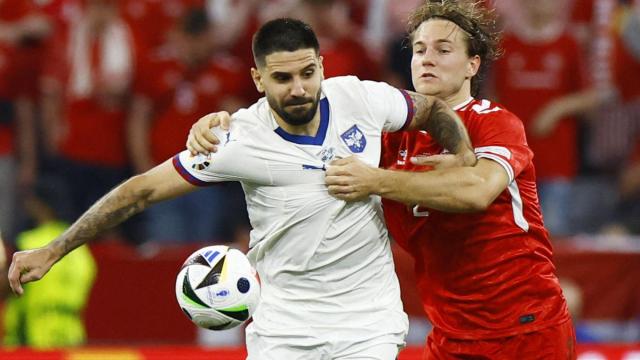 Mitrovic pelea un balón con Andersen.