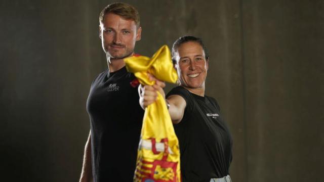 Marcus Cooper y Támara Echegoyen, con la bandera de España