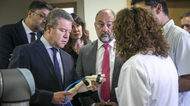 El presidente de Castilla-La Mancha, Emiliano García-Page, y el rector de la UCLM, Julián Garde.