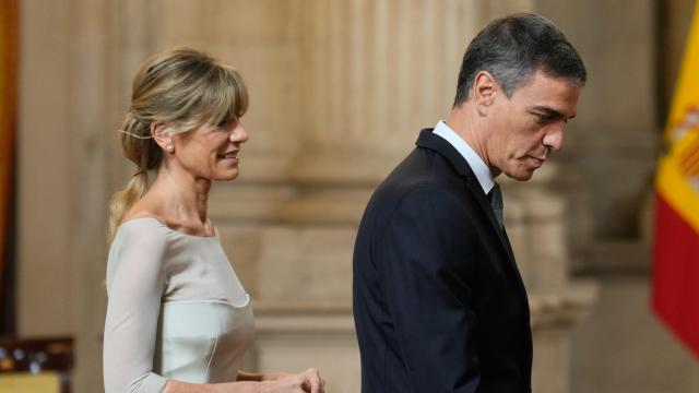 La mujer del presidente del Gobierno, Begoña Gómez, junto a Pedro Sánchez.