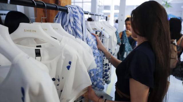 Una mujer comprando ropa en un Primark