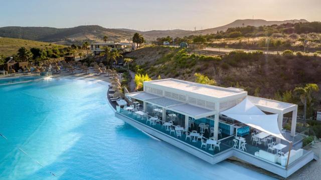 Imagen de la laguna y uno de los chiringuitos instalados en el complejo.