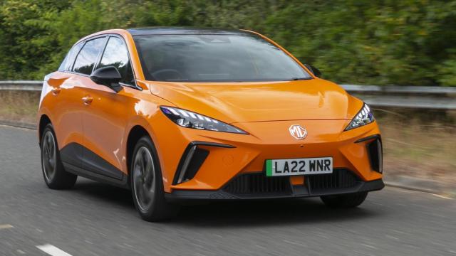 El MG4 es un coche de tamaño medio que destaca por su precio competitivo.