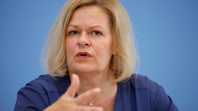 La ministra del Interior de Alemania, Nancy Faeser, habla en la presentación del Informe sobre la protección de la Constitución 2023 en Berlín, Alemania.