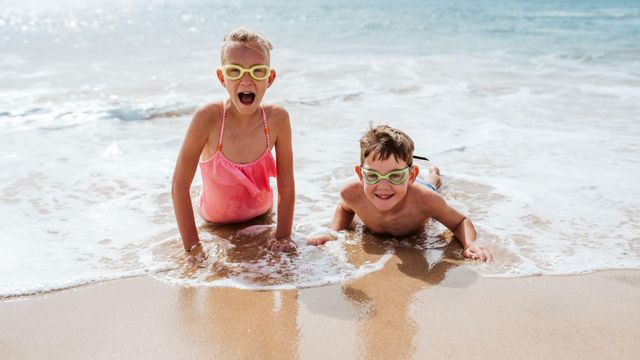 Niños disfrutando en la playa