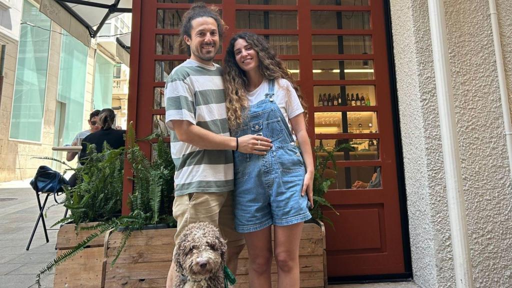 Los responsables de Onda Café y su perro Razo.