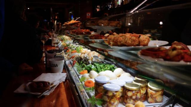 Barra llena de tapas en un bar de Santiago de Compostela.