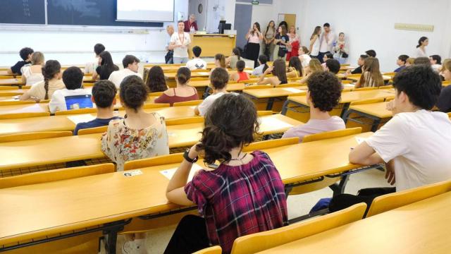 Alumnos, durante una de las pruebas de la Selectividad en Sevilla.