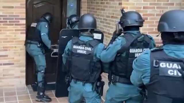 Agentes de la Guardia Civil accediendo a una de las viviendas registradas.