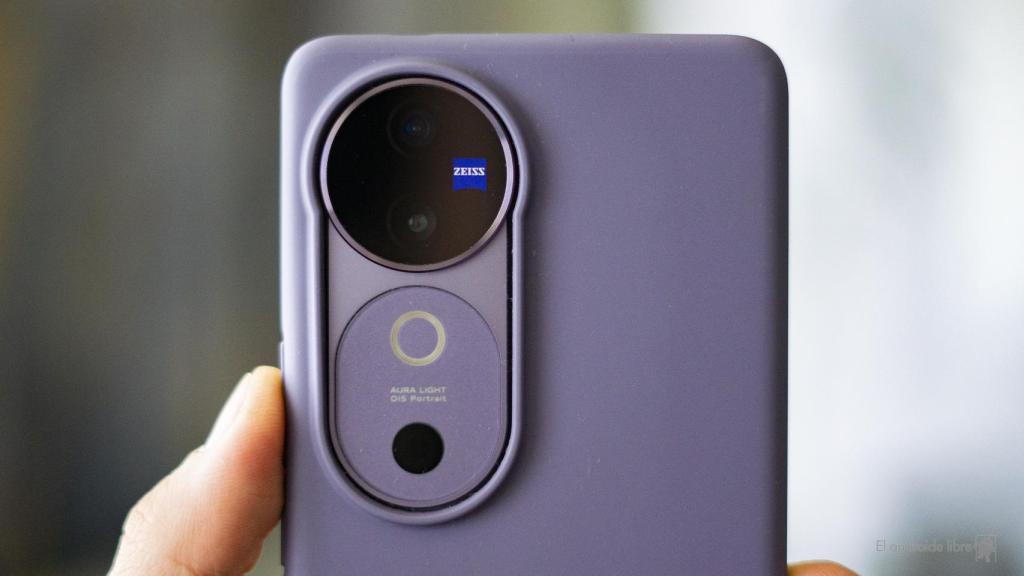 Vivo V40 con funda oficial