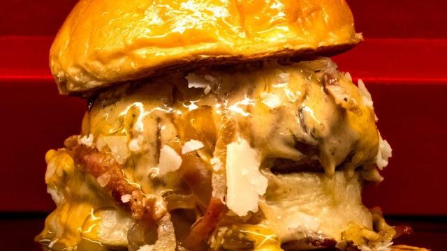 La hamburguesa 'Nonna', con salsa carbonara, de Nola Smoke. EE