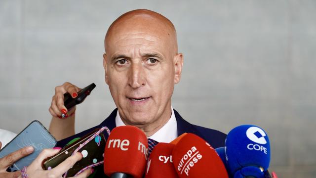 El alcalde de León, José Antonio Diez, durante una intervención ante los medios en la conmemoración del 25 aniversario del aeropuerto de la capital leonesa, este jueves