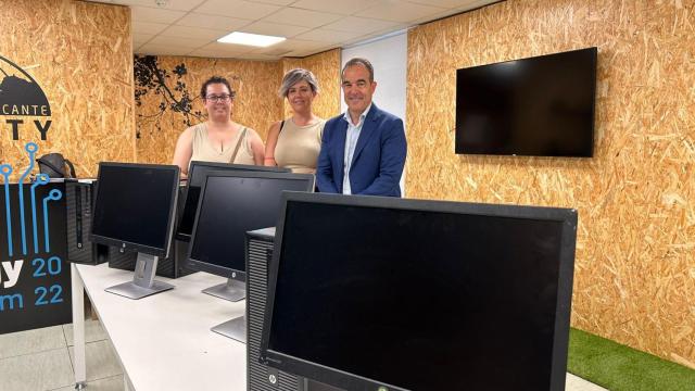 El concejal Antonio Peral, junto a la Asociación Casa Oberta.