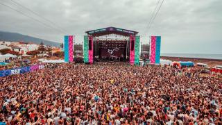 Miles de amantes de la música urbana se concentran en el RBF de Benidorm.