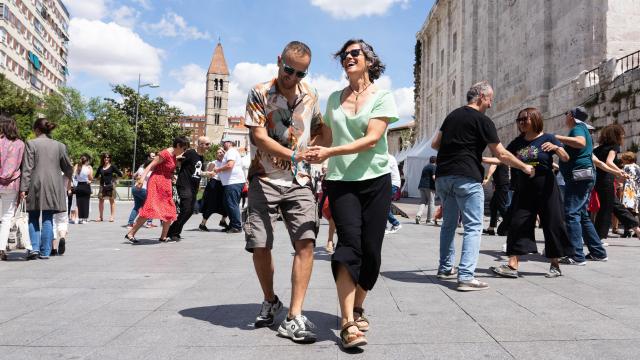 Una pareja en la zona de la Catedral de Valladolid