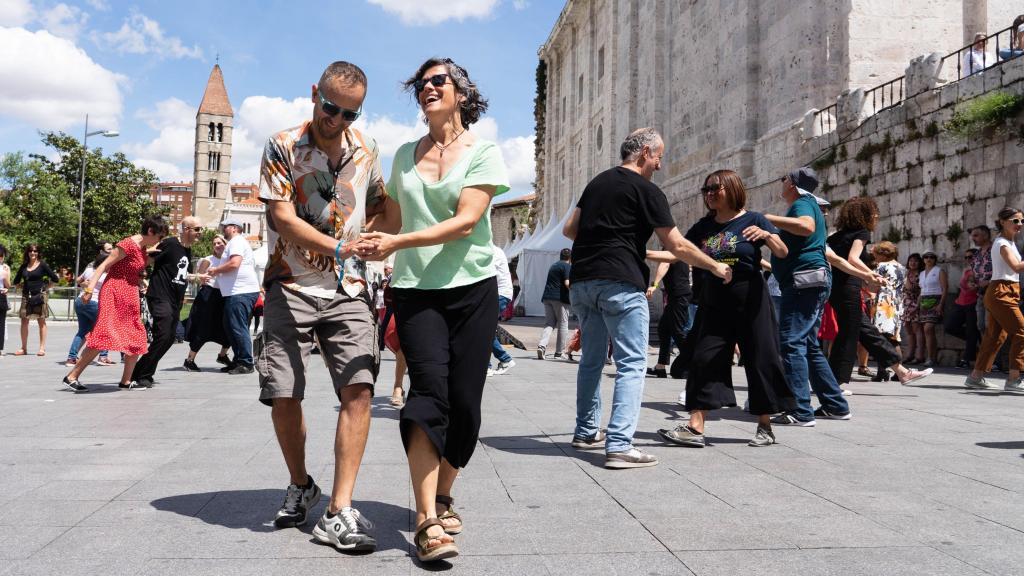 Una pareja en la zona de la Catedral de Valladolid
