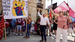 El pleno ordinario de la Diputación de León acoge el debate sobre la moción pro autonomía, a instancias de la Unión del Pueblo Leonés. En la imagen, decenas de leonesistas se concentran frente al palacio de los Guzmanes, sede de la institución provincial