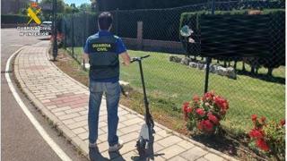 La Guardia Civil recuperando el patinete robado
