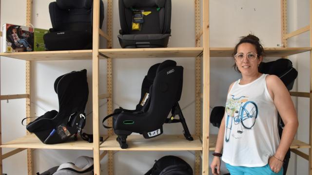 Patricia Pardo ante las sillas de coche