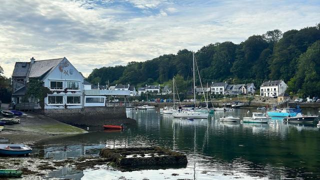 El estuario del río Belón y sus granjas de ostras.