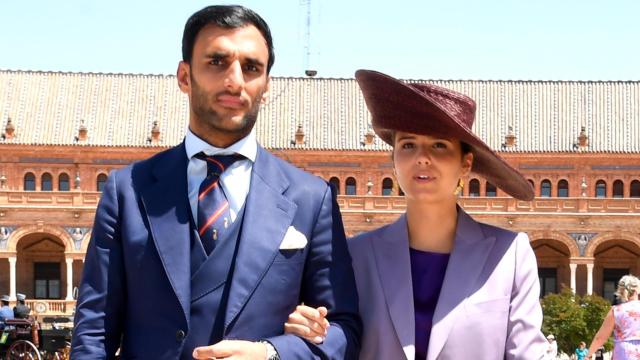 Manuel Vega y Tana Rivera en la Plaza de España de Sevilla en abril de 2022.
