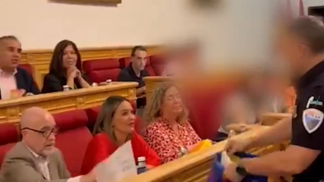 Un policía, a instancias del alcalde, retira la bandera LGTBI de la bancada socialista en el Ayuntamiento de Toledo