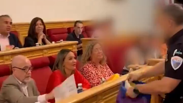 Un policía, a instancias del alcalde, retira la bandera LGTBI de la bancada socialista en el Ayuntamiento de Toledo