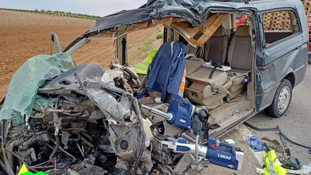 La furgoneta accidentada ha quedado reducida a un amasijo de hierros (SCIS Ciudad Real).