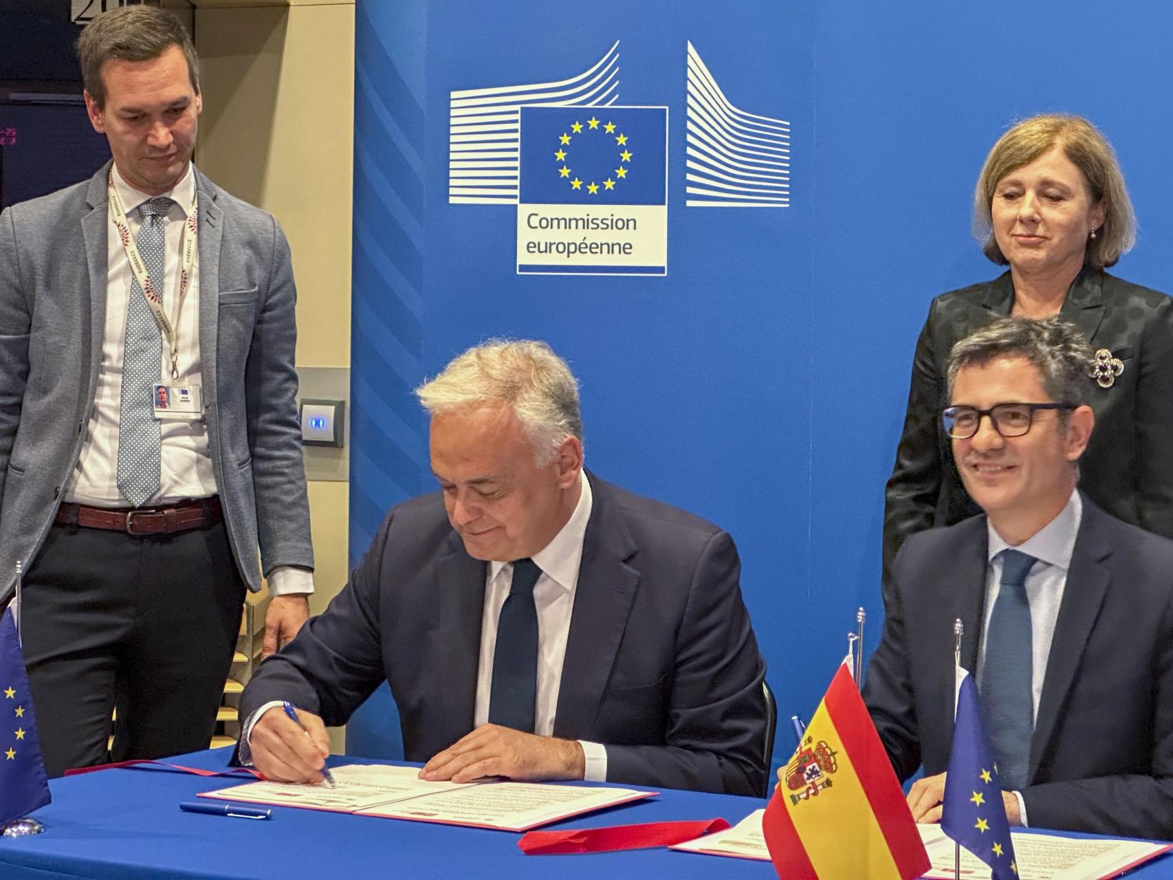 Pons firma el acuerdo del CGPJ, junto a un sonriente Bolaños, en presencia de Jourová, este martes en Bruselas.