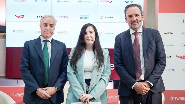 Jorge Vázquez (Mutua Madrileña) y Juan Vilda (Mapfre) junto a Elena Lozano (EL ESPAÑOL).