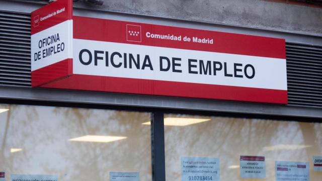 Un cartel de una oficina del SEPE de Móstoles, Madrid.