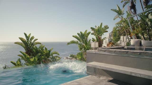 Vista de un ático con piscina con vistas al mar.