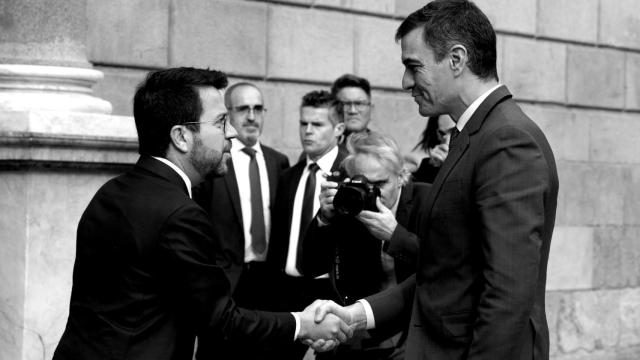 El presidente del Gobierno, Pedro Sánchez, y el president de la Generalitat de Catalunya, Pere Aragonès .