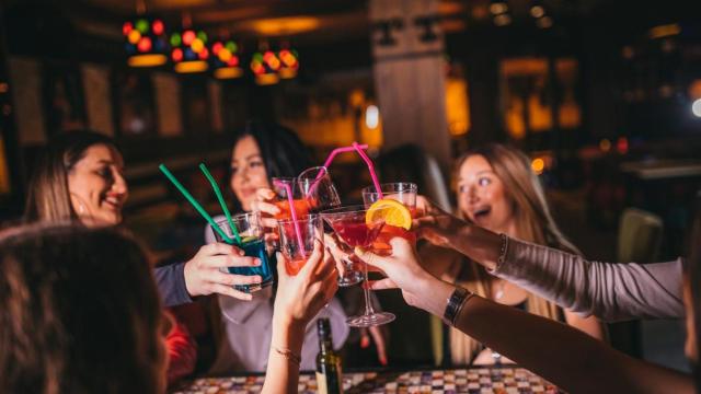 Gente tomando cócteles en una imagen de archivo.