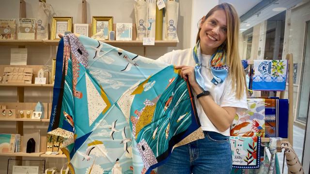 Olga, con su pañuelo inspirado en Málaga.