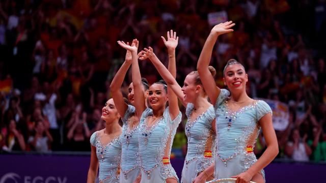La competición de gimnasia rítmica es una disciplina que requiere perfección en la ejecución .