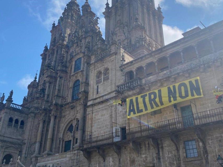 Pancarta contra el proyecto de Altri desplegada en 2024 en la catedral de Santiago.