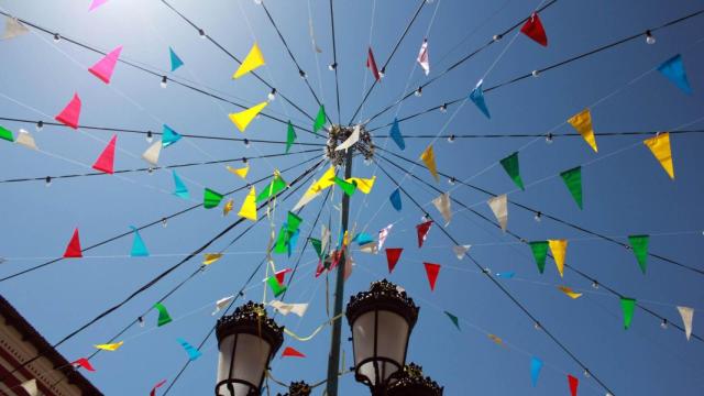 Imagen de archivo de un pueblo en fiestas