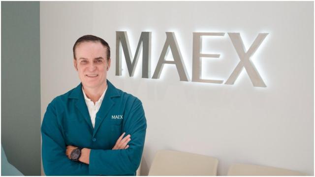 Juan Carlos Pérez Varela en su clínica MAEX de Santiago