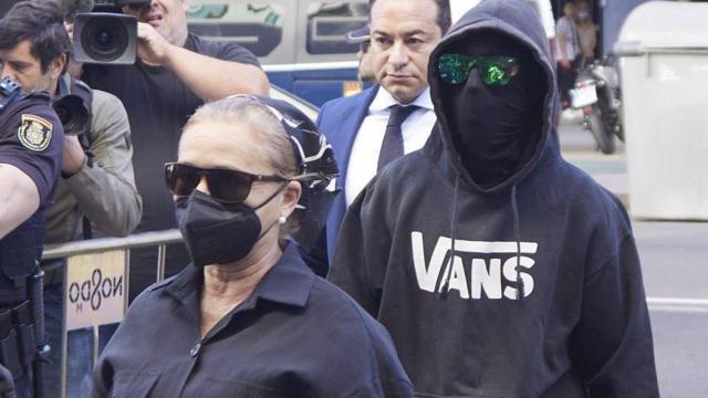 El Cuco, su madre, y su abogado, en los Juzgados.