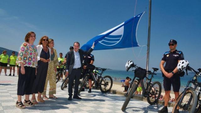 Abel Caballero en el izado de la bandera azul de la playa de Samil.