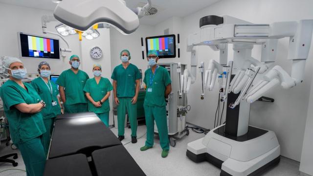 Equipo multidisciplinar del IVO con el nuevo robot 'Da Vinci Xi'. EE