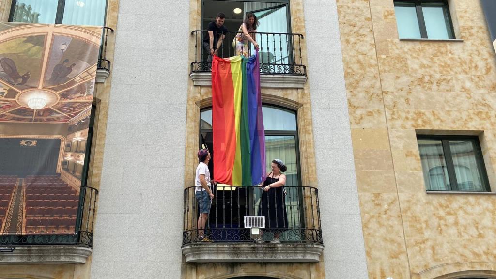 La concejala de Familia e Igualdad de Oportunidades, Miryam Rodríguez, junto a la Asociación Iguales, colocando la bandera arcoíris en el Liceo