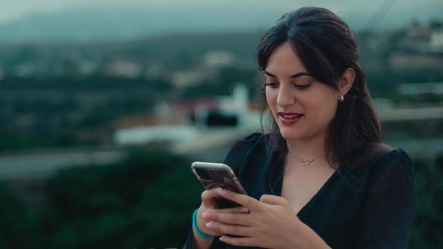 Una mujer mirando el móvil.