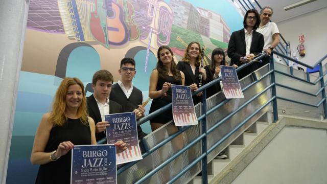 Presentación de la XXIII edición del ‘Burgojazz’ que se celebra en Culleredo (A Coruña): La concejala junto con el alumnado del Conservatorio y su director