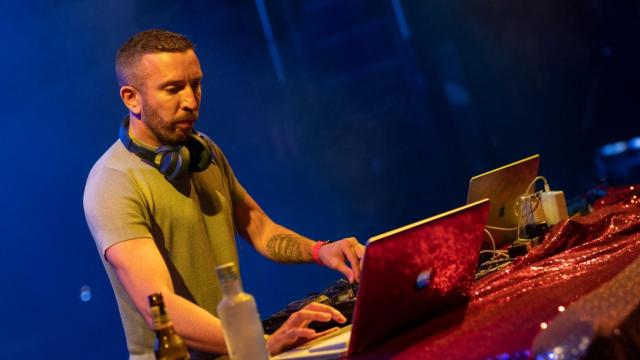 DJ Licho durante una actuación