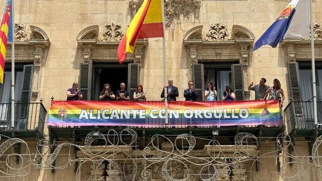 El despliegue de la bandera LGTBQI+ en el balcón del Ayuntamiento.